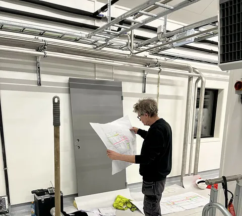 Mann som holder et stort ark, diagram 
