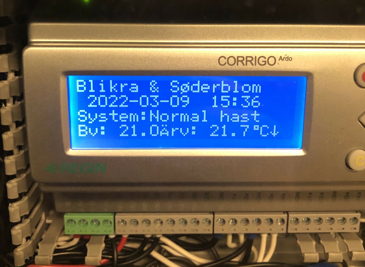 Liten skjerm med informasjon om et ventilasjonssystem
